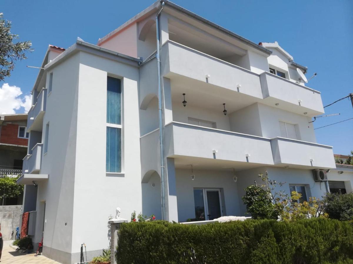 Istuk * Kastela